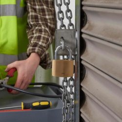 H�ngl�s med nyckel Yale M�ssing Rektangul�r